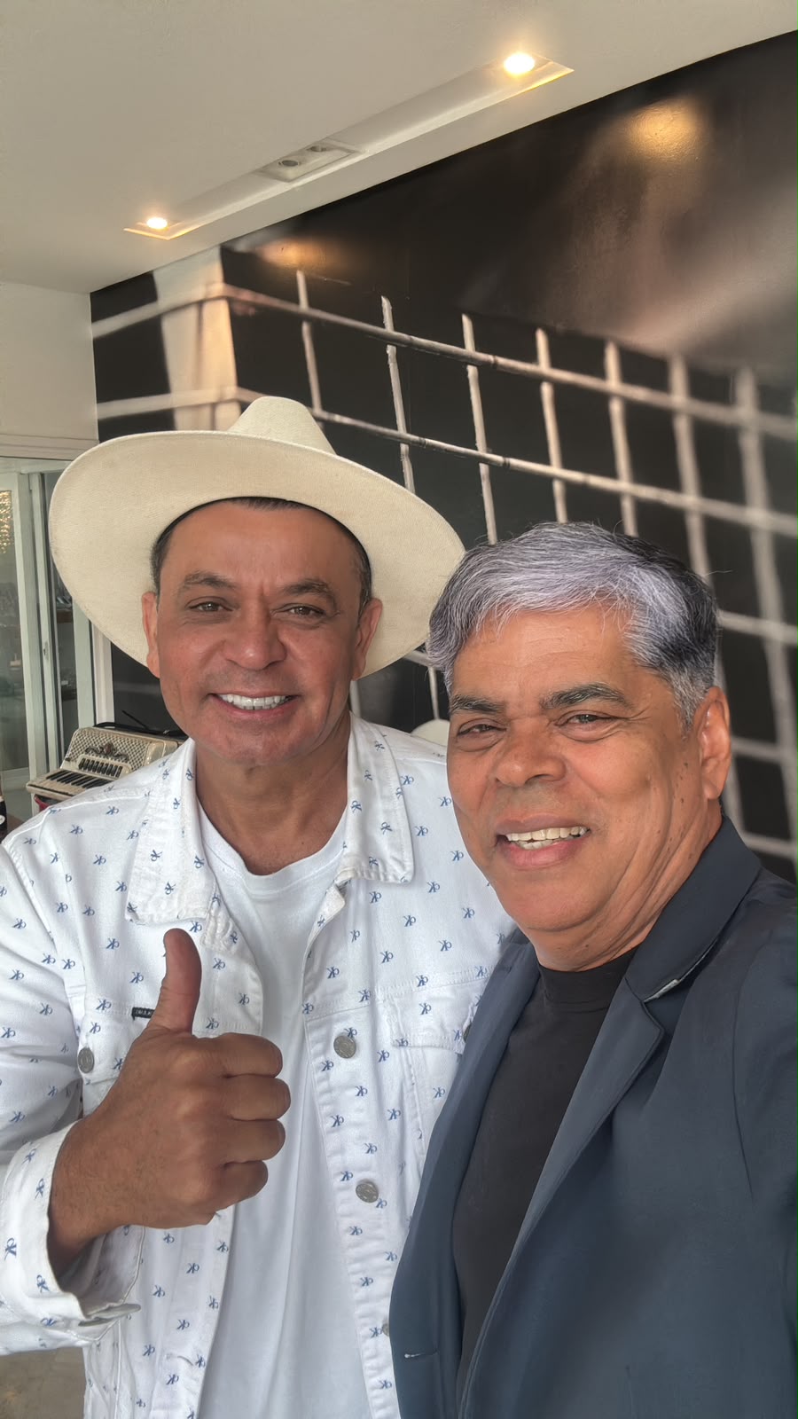 Jairo Marinho ao lado de apoiador em Osasco